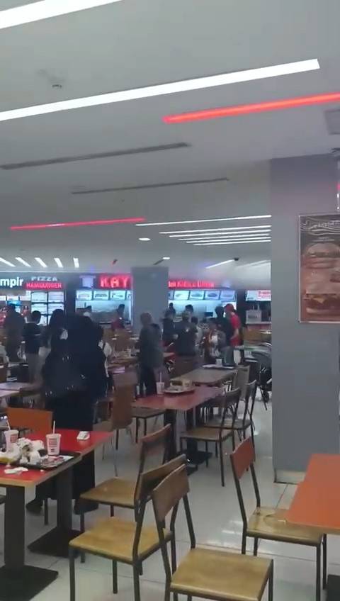 Avm’de Yangın Çıktı, Vatandaşlar Yemeklerini Bırakıp Kaçtı