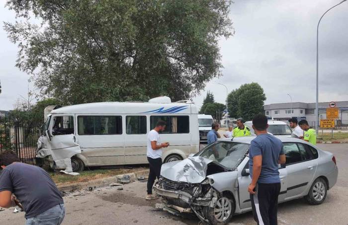 Otomobil İle Minibüs Çarpıştı : 4 Yaralı
