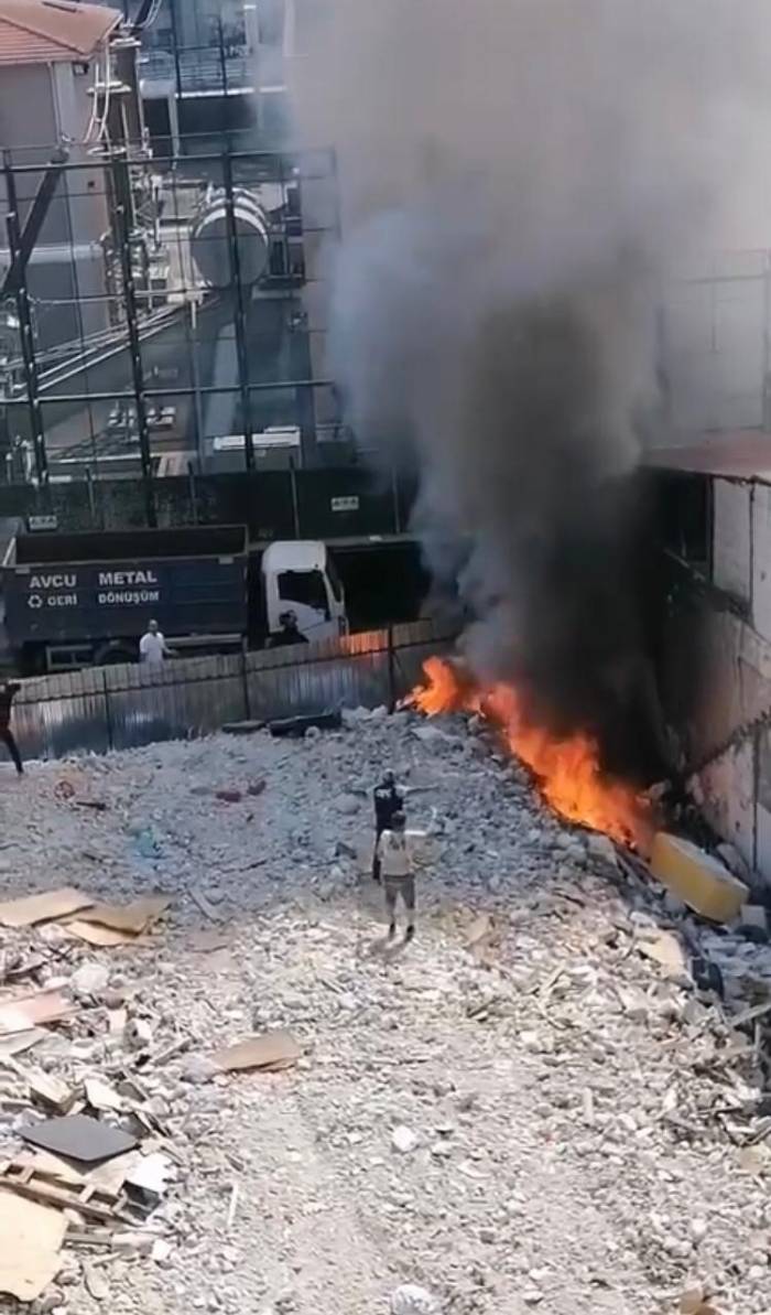 İstanbul’da Yangına Bir Garip Müdahale Kamerada: Biri Taş Attı Diğeri Rüzgarla Savaştı