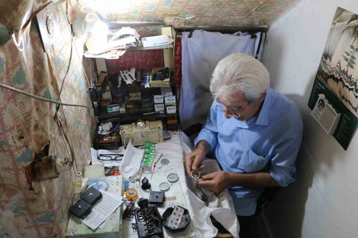 Kurma Saat Ustası Zamanı Ayarlarken 50 Yılını 2,5 Metrekareye Sığdırdı