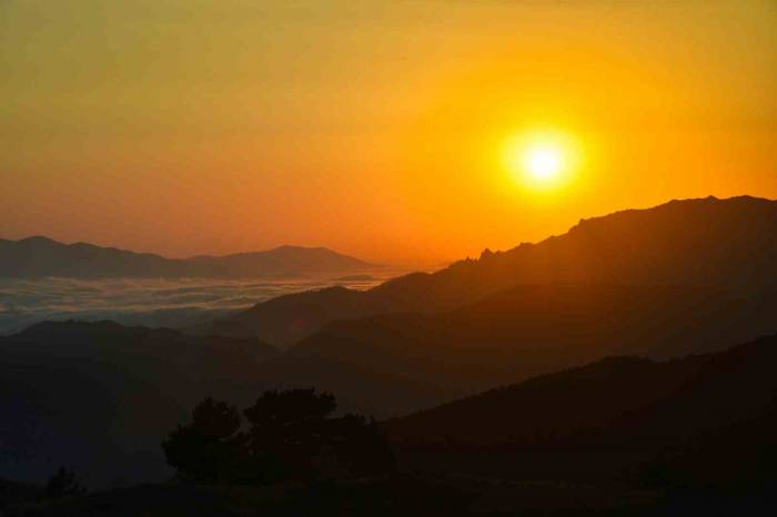 Gümüşhane Dağlarından Büyüleyici Günbatımı Manzaraları