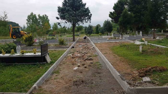 61 Mezarlıkta Temizlik Ve Bakım Yapılıyor