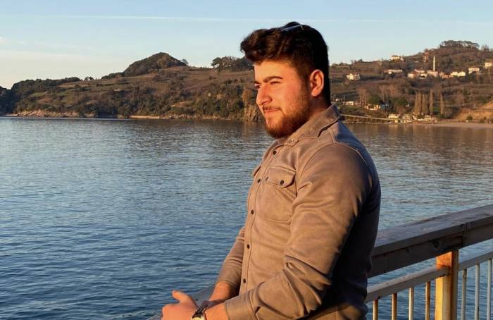 Bıçaklı Kavgayı Ayırmak İsteyen Genç Canından Oldu