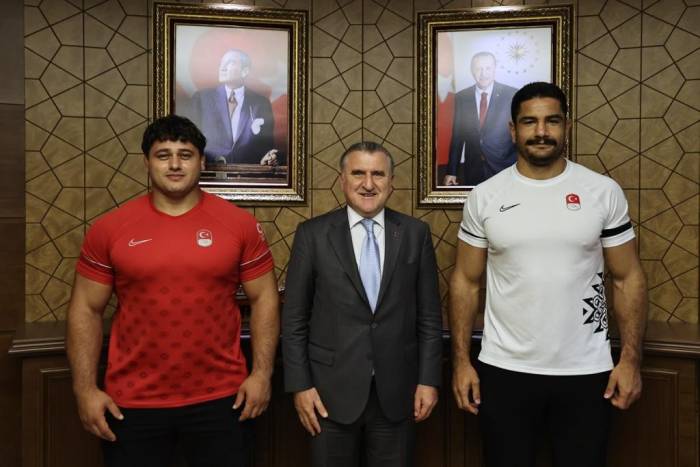 Bakan Bak Milli Güreşçileri Kabul Etti