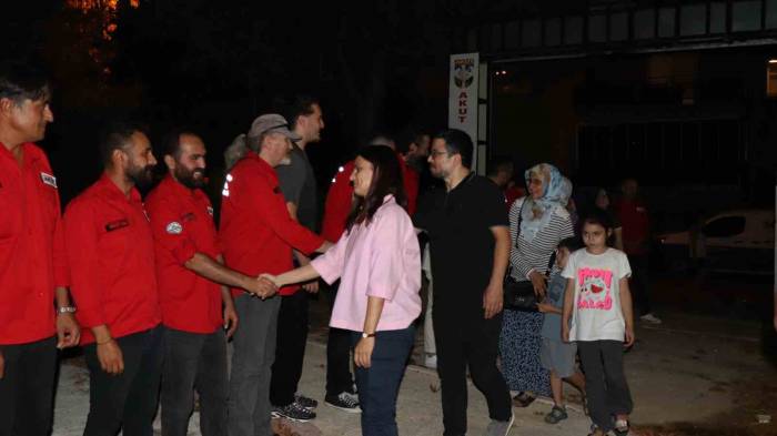 Rönesans’ın Enkazından 3 Gün Sonra Çıkan Aile Kurtarıcılarını Unutmadı