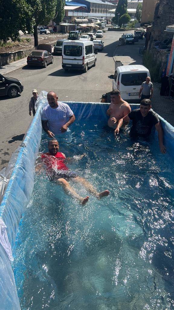 Kars’ta Kamyon Dorsesinde Serinlediler