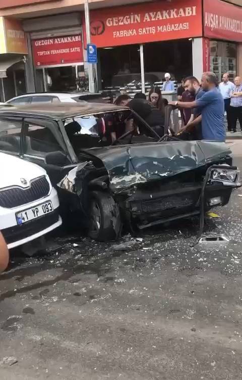 4 Araç Zincirlemeye Kazaya Karıştı: 2 Yaralı