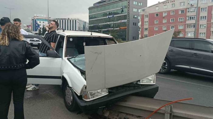 Kocaeli’de Otomobil Bariyerlere Çarptı: 1 Yaralı