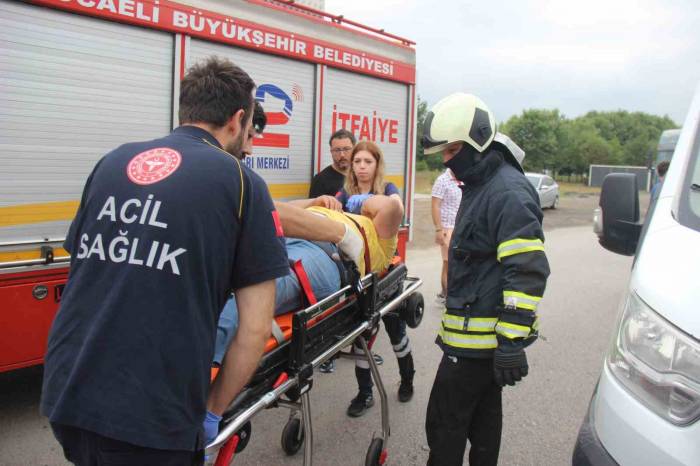 Kamyonetle Çarpışan Otomobil Savruldu, Sürücü Sıkıştı