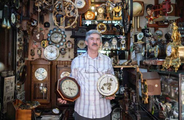 "tik Tak" Sesleriyle Geçen Bir Ömür: Padişahların Saatlerini De Restore Ediyor