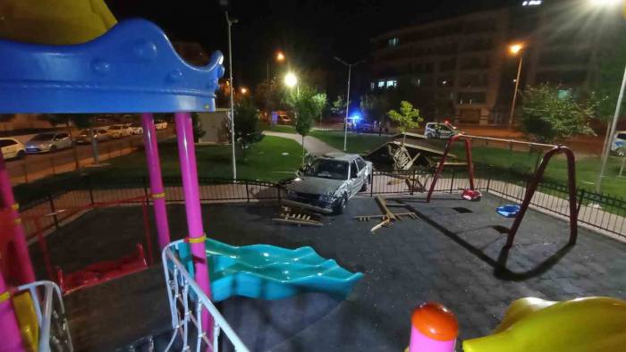 Kontrolden Çıkan Otomobil Parka Daldı