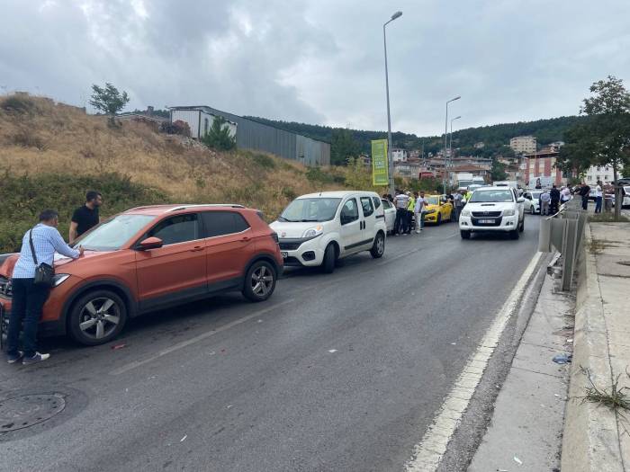 Maltepe’de Vinç Sürücüsü Ortalığı Birbirine Katıp Kaçtı: 16 Araç Birbirine Girdi