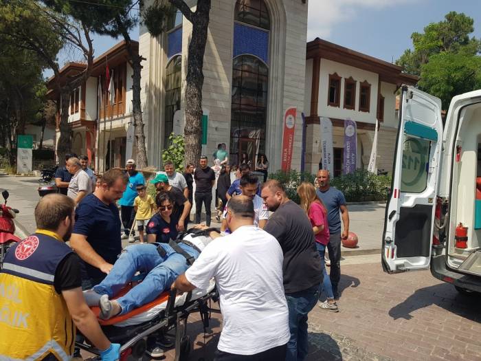 Elektrikli Bisiklet Otomobille Kafa Kafaya Çarpıştı: 1 Ağır Yaralı