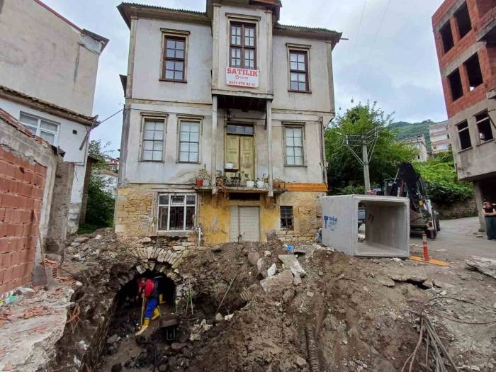 Tarihi Evin Altından Dere Yatağı Çıktı