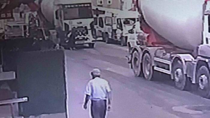 Pendik’te Beton Mikserinin Altında Kalan Kadın Kriko İle Kurtarıldı