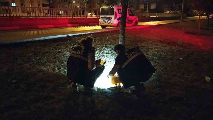 "dur" İhtarına Uymadılar, Yanlarındaki Tabancayı Atıp Kaçmaya Çalıştılar