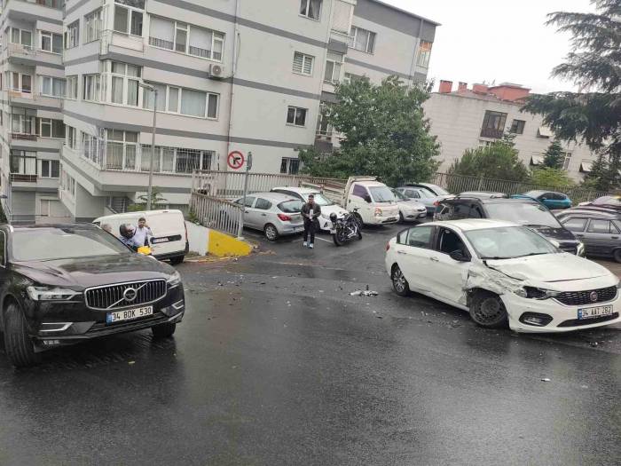 Şişli’de Facianın Eşiğinden Dönüldü: Market Kamyonu Yokuş Aşağı Kayarak 7 Araca Çarptı