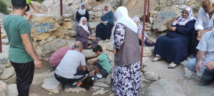 Batman’da 200 Yıldır Akan Kaynak Suyunun Başında Kuyruğa Giriyorlar