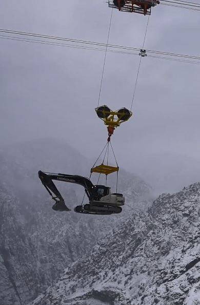 Yusufeli Barajı’nın ’uçan İş Makineleri’