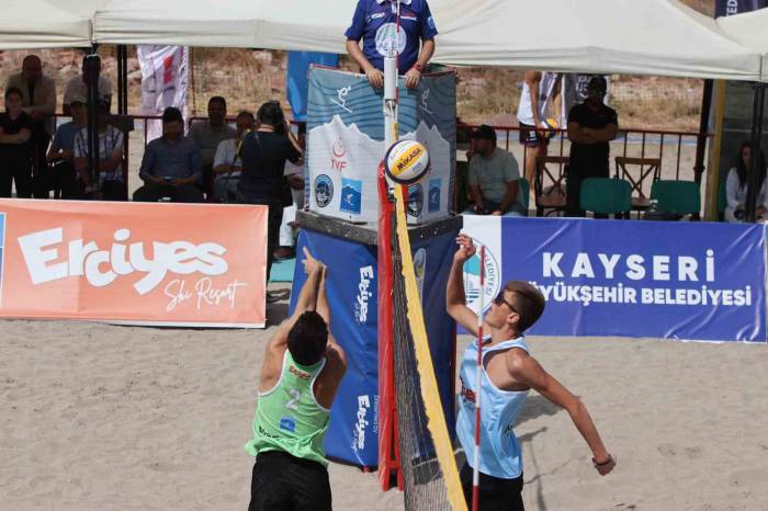 Dünyanın En Yüksek Plajında Voleybol Turnuvası Başladı