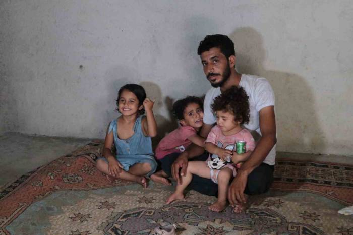 Kızlarıyla Bir Başına Kalan Çaresiz Baba, Eşine Seslenip Eve Dönmesini İstedi