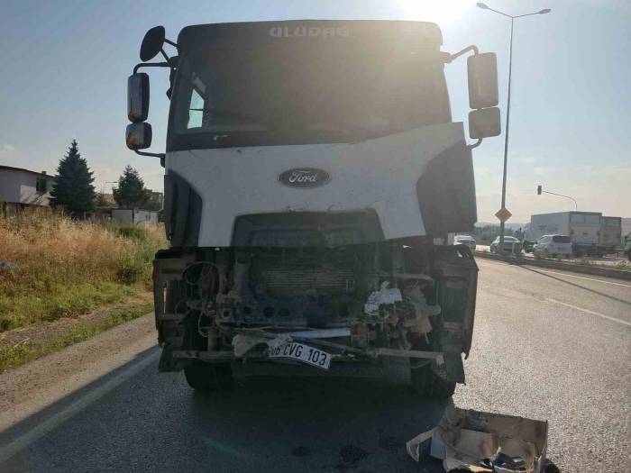 Ankara’da Çöp Kamyonu İle Hafriyat Kamyonu Çarpıştı: 2 Yaralı