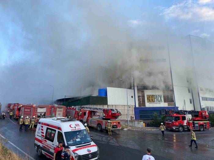 Arnavutköy Akpınar Sanayi Bölgesi’nde 4 Katlı Cam Üretim Fabrikasında Yangın