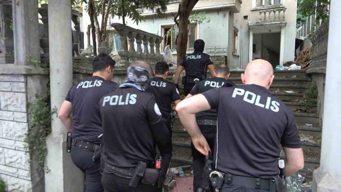 Polis Ekiplerinden Terk Edilmiş Evlere Baskın...şüpheliler Böyle Yakalandı