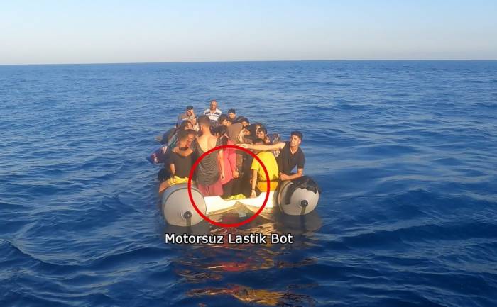 Yunan Unsurları Motorunu Söktükleri Lastik Bottaki Göçmenleri Ölüme Terk Etti