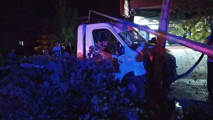 Otomobil İle Çarpışan Çekici Ortalığı Savaş Alanına Çevirdi: 1 Yaralı