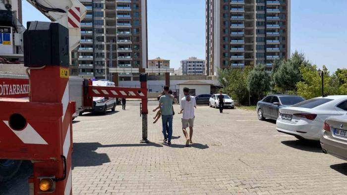 Diyarbakır’da Binada Çıkan Yangında Çocukların Da Olduğu Çok Sayıda Kişi Dumandan Etkilendi
