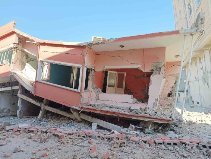 Kendiliğinden Çöken Hasarlı Binayı Görüntülemek İsteyen Vatandaşın Yaşadığı Panik Kamerada