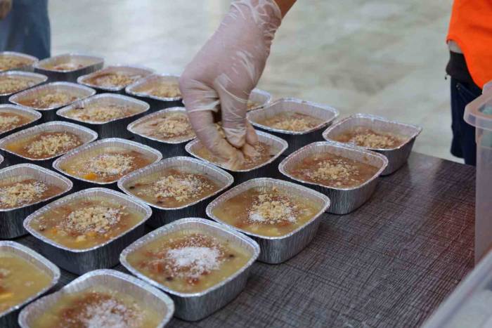 Kozan Belediyesi Aşevi Cuma Namazı Sonrası Aşure Dağıttı