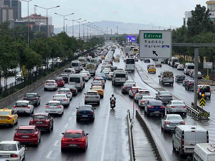 Anadolu Yakası’nda Yağmur Sonrası Trafik Yoğunluğu Yaşandı