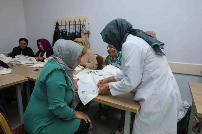 Kaymek’in Hacılar’da El Sanatları Kursu Sürüyor