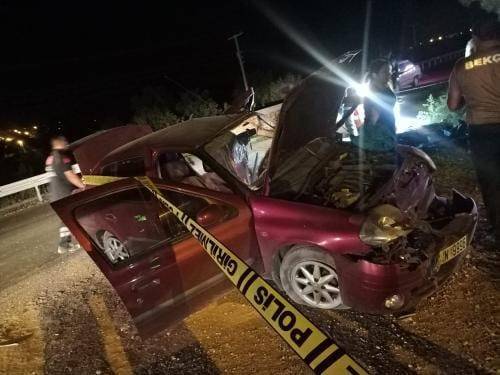 Kamyon İle Otomobil Çarpıştı: 1 Ölü 3 Yaralı