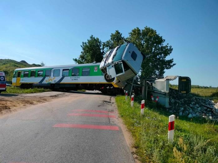Polonya’da Yolcu Treni Kamyonla Çarpıştı: 22 Yaralı