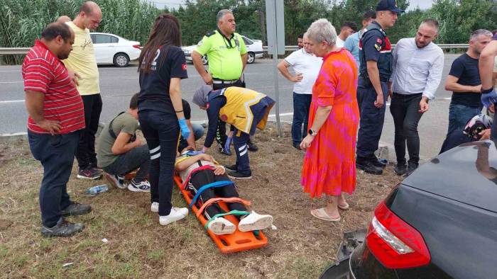 Kavşakta 2 Otomobili Çarpıştı: 2 Yaralı