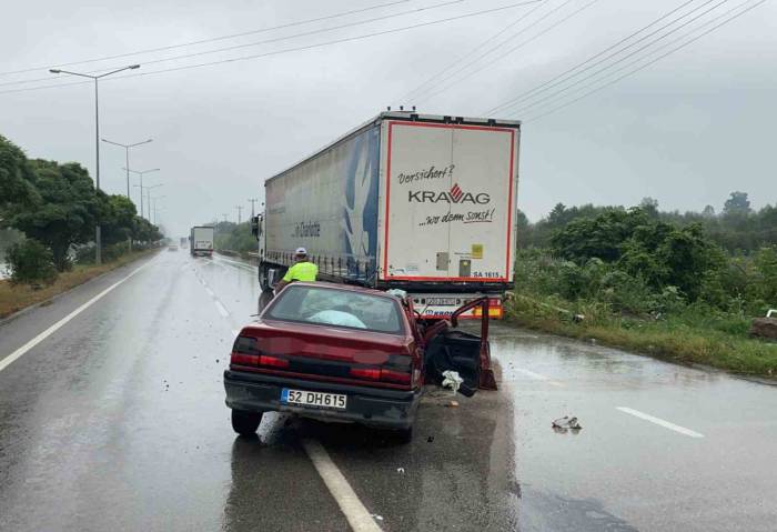 Samsun’da Otomobil Tıra Arkadan Çarptı: 1 Ölü, 2 Yaralı