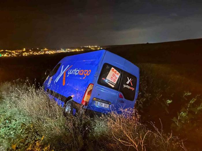 Kargo Aracı Tarlaya Uçtu