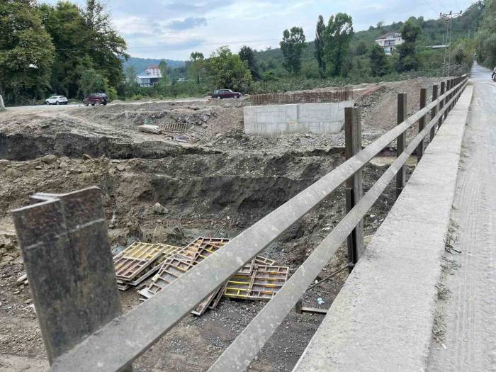 Köprünün Demirlerini Çaldılar