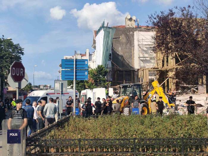 Beşiktaş’ta Restorasyon Yapılan Binadaki Çökme