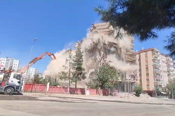 Yıkımı Devam Eden Ağır Hasarlı Apartman Ortadan İkiye Ayrıldı