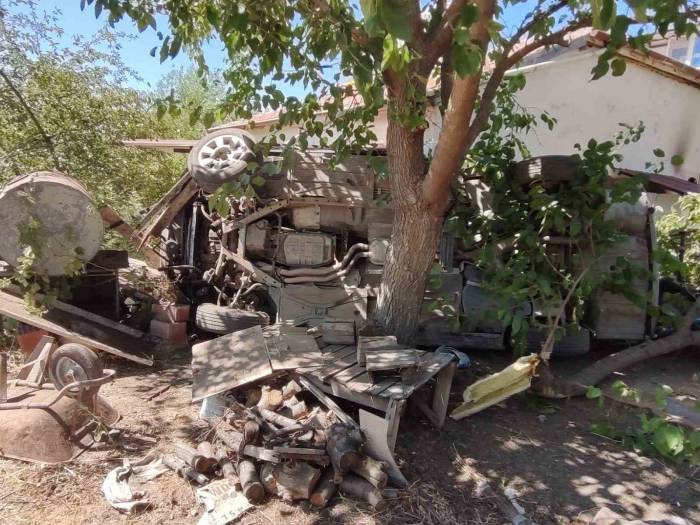 Elazığ’da Otomobil Bahçeye Uçtu: 8 Yaralı