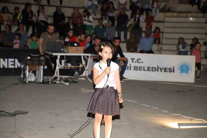 Hakkarili Çocuklar Sesleri İle Mest Etti