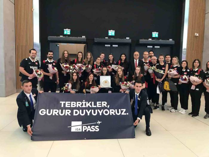 Dünya İkincisi Olan U19 Kız Voleybol Milli Takımı, Yurda Dönüş Yaptı