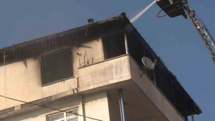 Pendik’te Binanın Çatı Katı Alev Alev Yandı