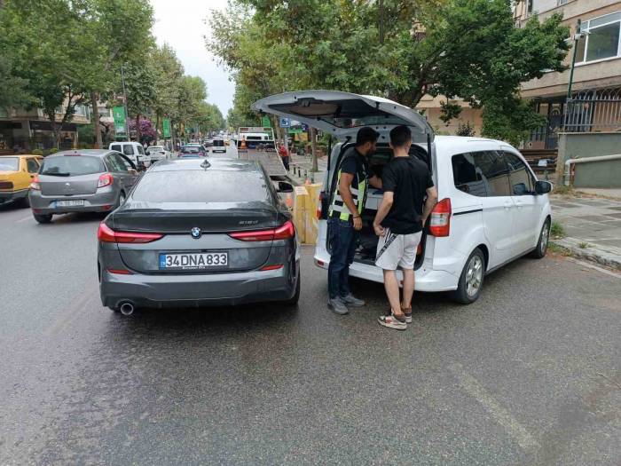 Kadıköy’de Tehlikeli Hareketler Yaparak İlerleyen Sürücüye 20 Bin 342 Tl Ceza