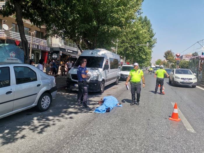 Otomobilin Çarptığı Yaşlı Adam Metrelerce Havaya Savruldu