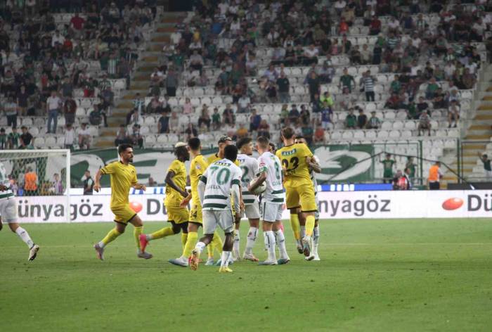 Konyaspor - İstanbulspor Maçının Son Dakikalarında Tartışma Çıktı